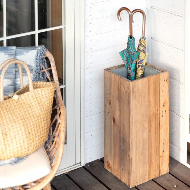 実用性とデザイン性を両立、リサイクルウッドの傘立て