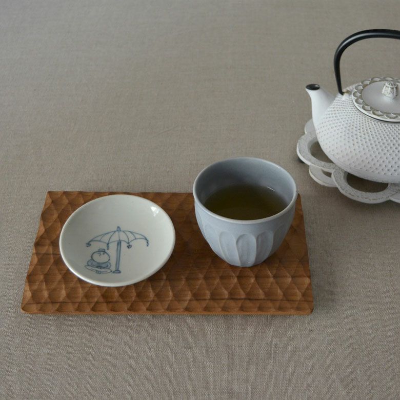 東南アジアで暮らす人たちの日常を筆で描かいた皿