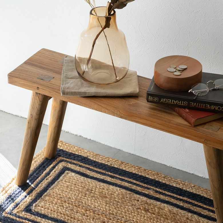 フラワーベースや本をポンと置いておくだけでも素敵