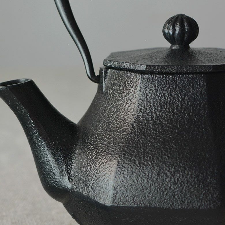 ブラックの色合いでコーデの引き締め役に