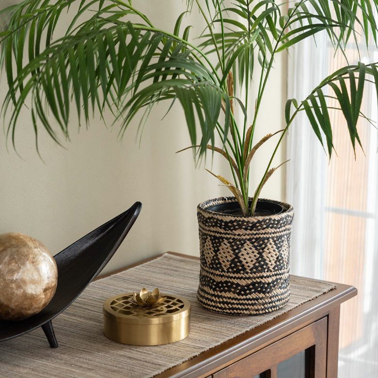 テーブルの上に置くのにピッタリなサイズ感のプランターカバー