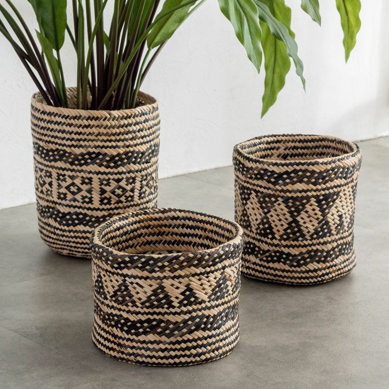 職人がひとつひとつ手作業で編んでいるバスケット