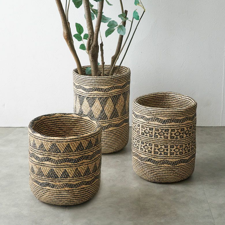 職人がひとつひとつ手作業で編んでいるバスケット