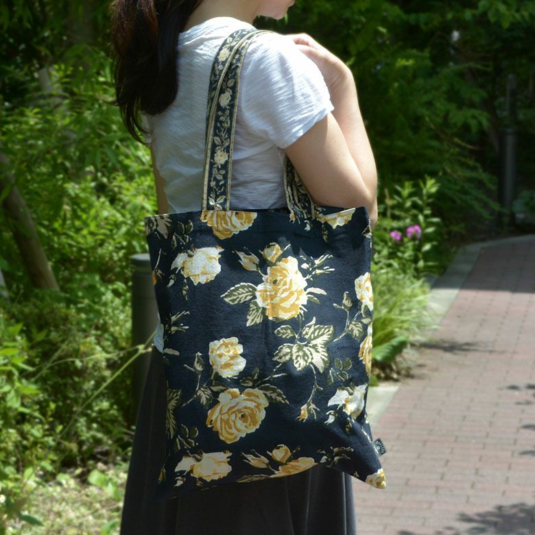 ひとつのバックで2柄楽しめる欲張りなトートバック