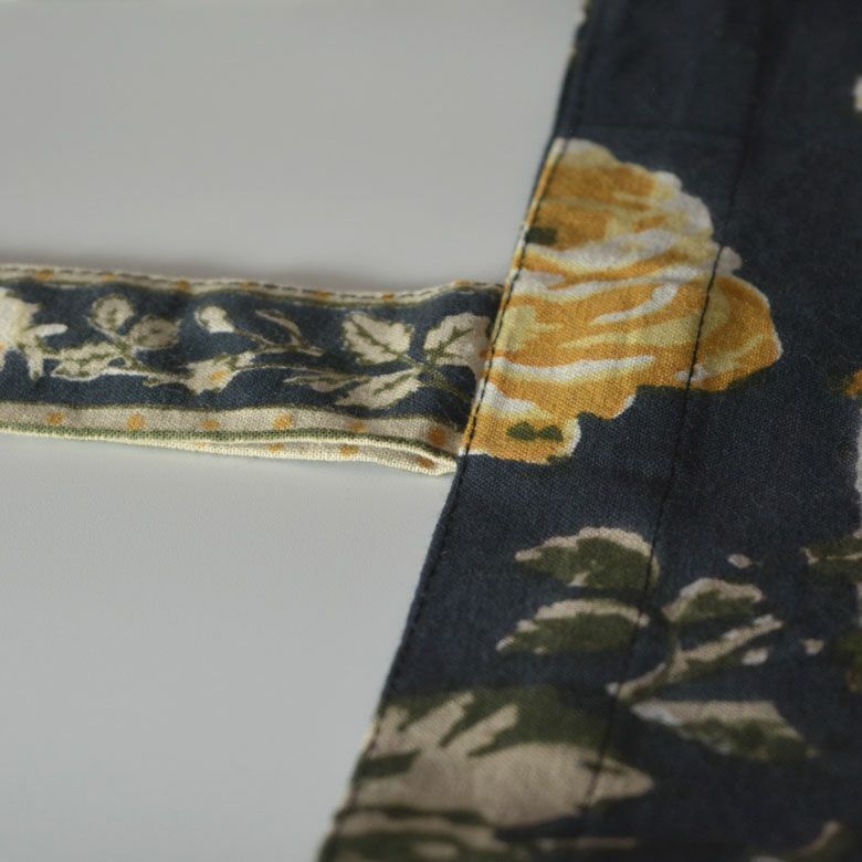 花柄がプリントされている持ち手部分