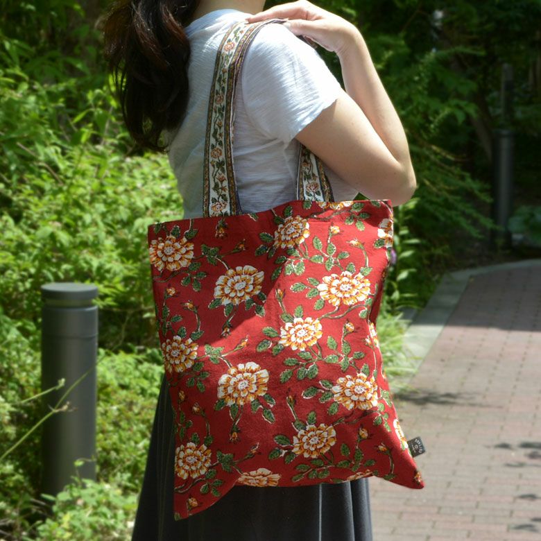 ひとつのバックで2柄楽しめる欲張りなトートバック