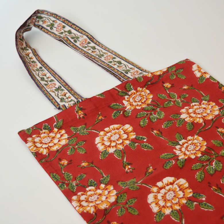 花柄がプリントされている持ち手部分