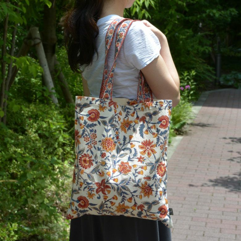 ひとつのバックで2柄楽しめる欲張りなトートバック