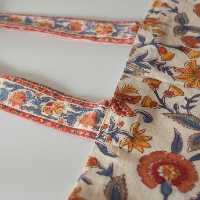 花柄がプリントされている持ち手部分