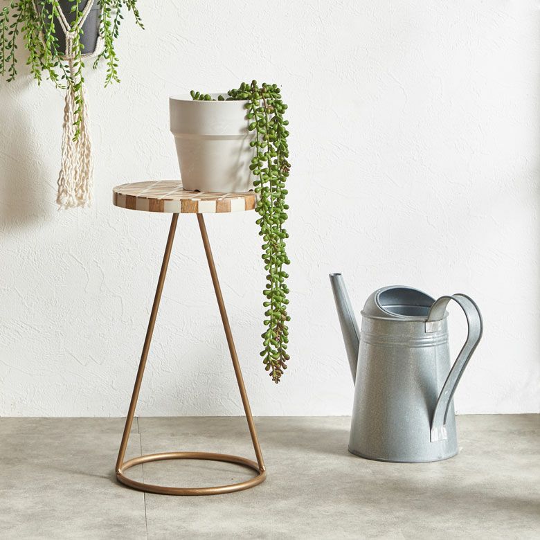 天板の寄木のようなデザインが魅力的