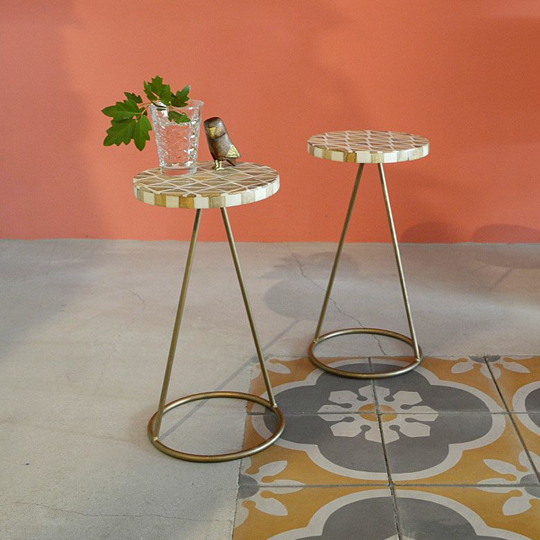 ウッドとレジンで出来たサイドテーブル