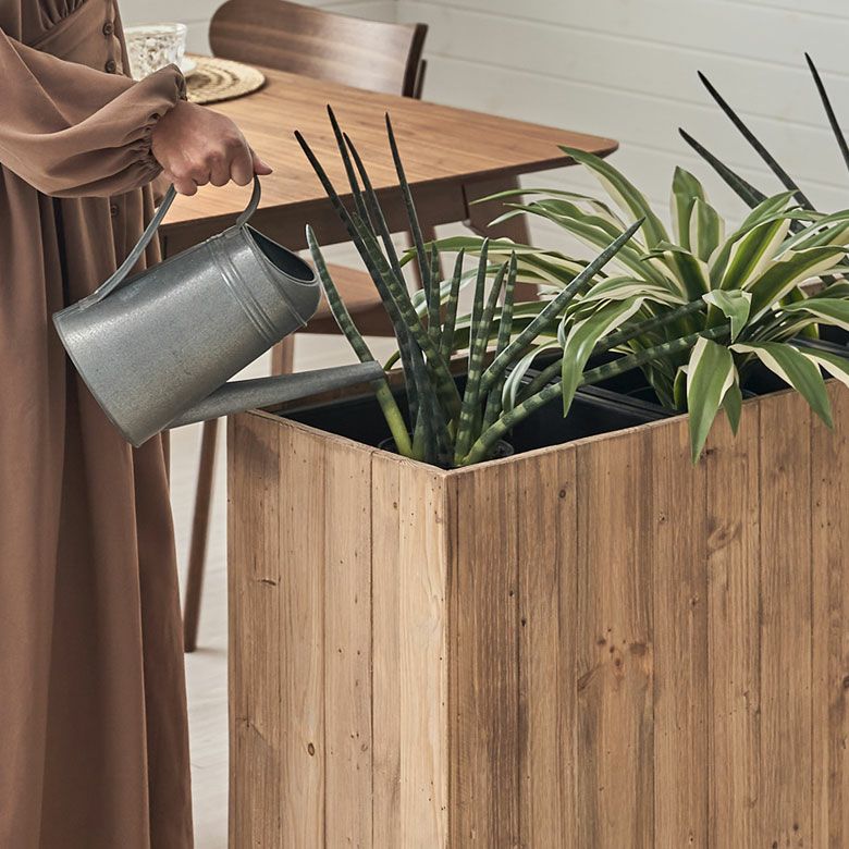 観葉植物もサスティナブルに楽しむ、リサイクルウッドのプランターカバー