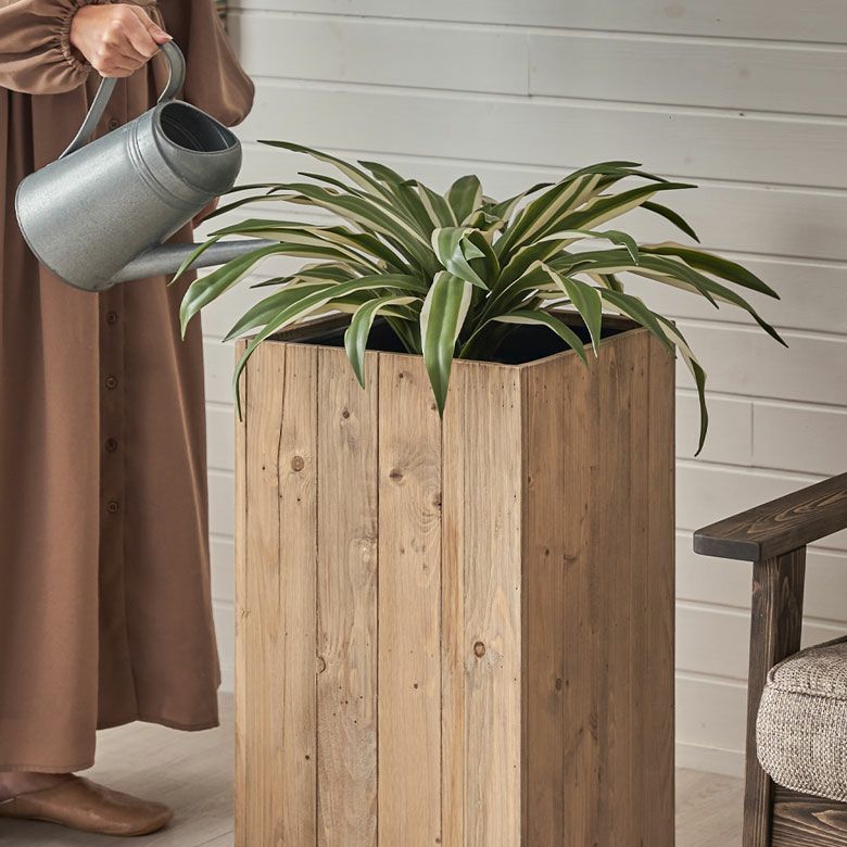 観葉植物もサスティナブルに楽しむ、リサイクルウッドのプランターカバー