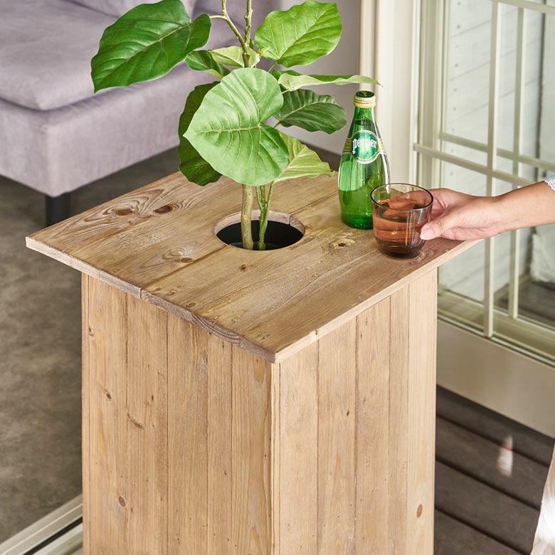 別売りの天板と組み合わせると、ちょっとした小物を置けるテーブルに変身