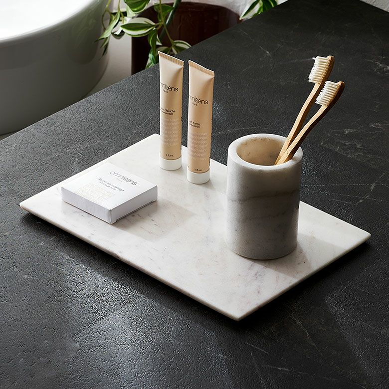 表面はフラットで物を置きやすく、シンプルな長方形なので様々なシーンで使いやすい