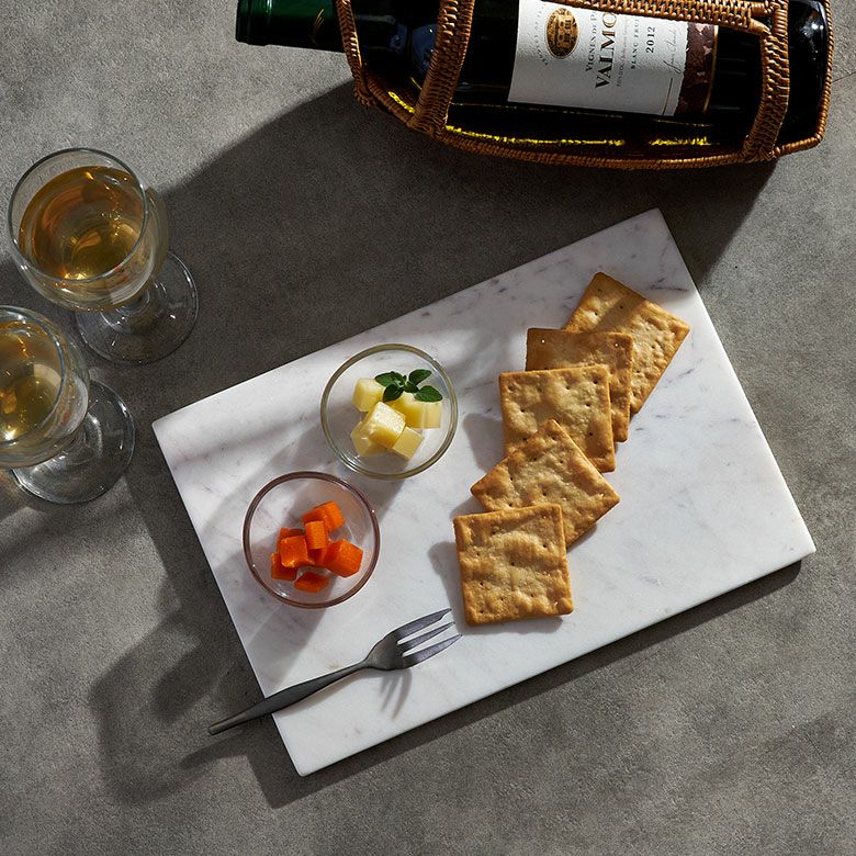 天然大理石ならではの存在感で、ラグジュアリーなテーブルコーディネートに