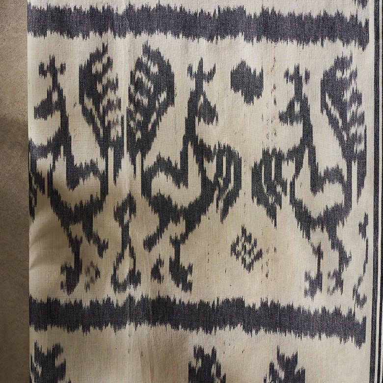 インドネシアの織物イカット 230×115㎝ ［アイボリー/ネイビー