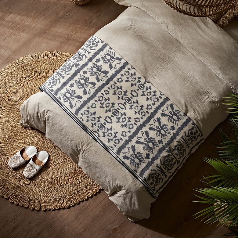 広げてテーブルクロスやベッドスプレッドにしても