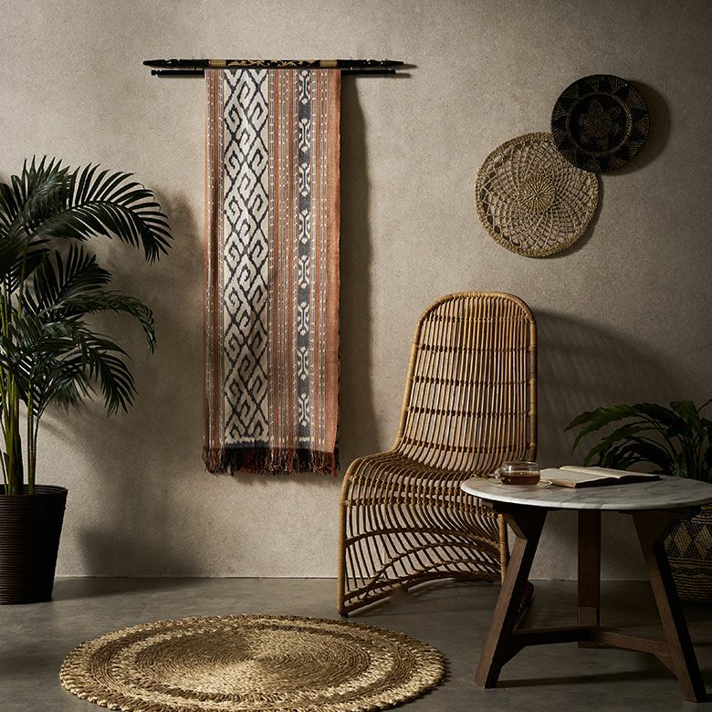 イカットハンガーに掛けて、壁を飾るタペストリー