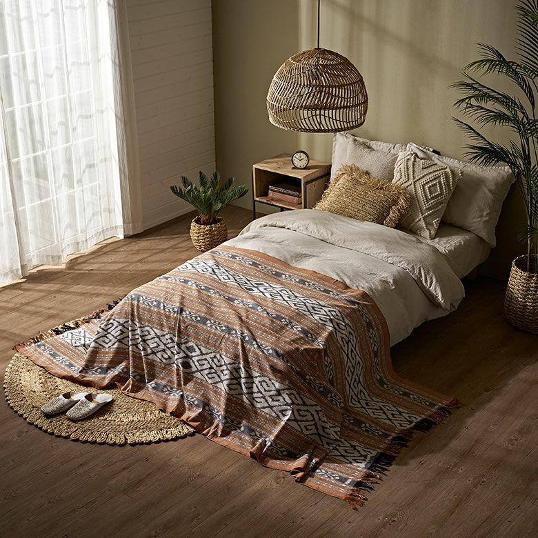 広げてテーブルクロスやベッドスプレッドにしても