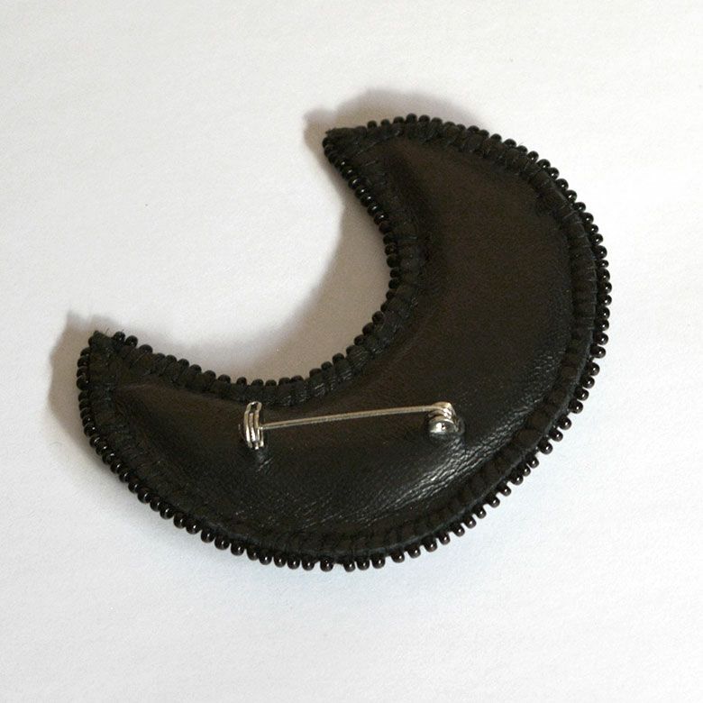 裏面はブラックのラム革を使用