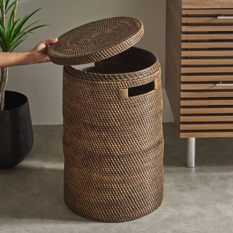 アタとラタンで編まれたフタ付き大型バスケット 48L ダークブラン