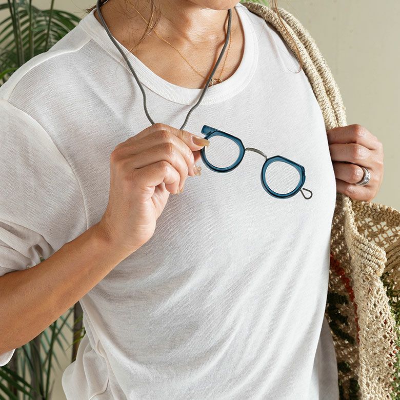 アクセサリー感覚で使える手元用メガネPeep Glass
