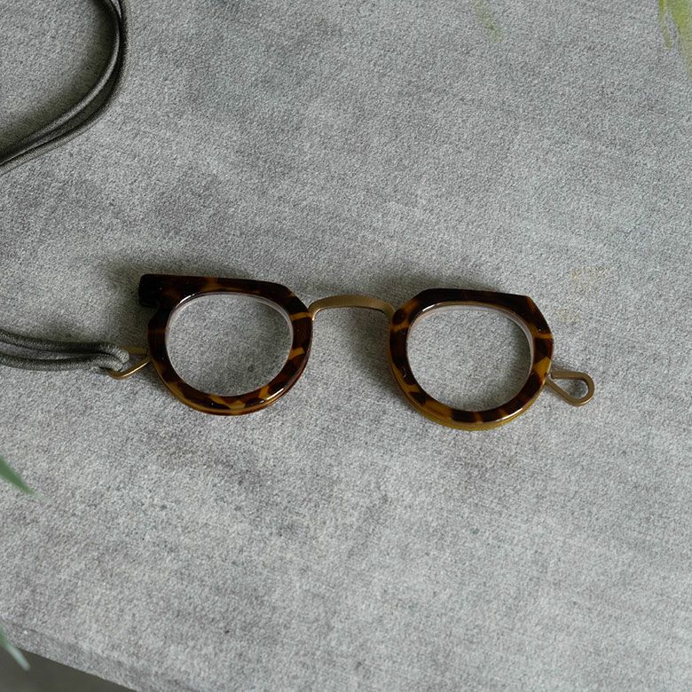 どんな装いにも馴染む大人のシックカラーANTIQUE BROWN