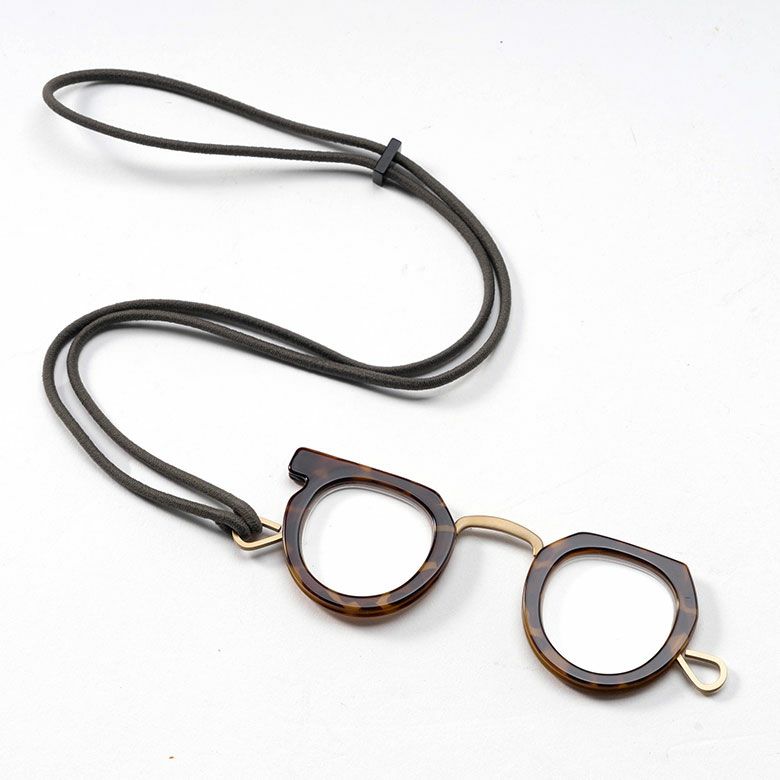 どんな装いにも馴染む大人のシックカラーANTIQUE BROWN