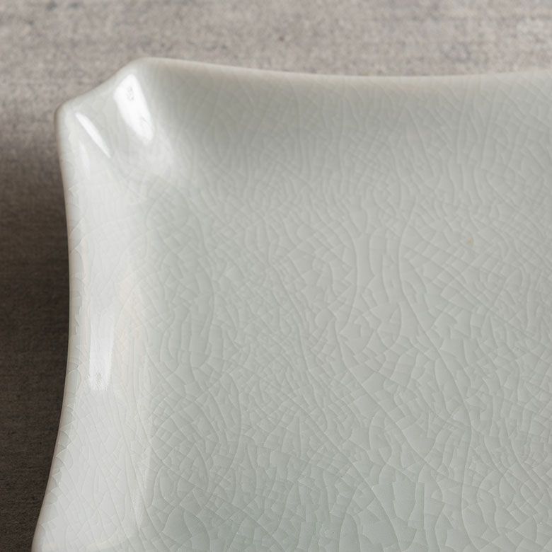 真っ白な白磁に、貫入が生む奥行き